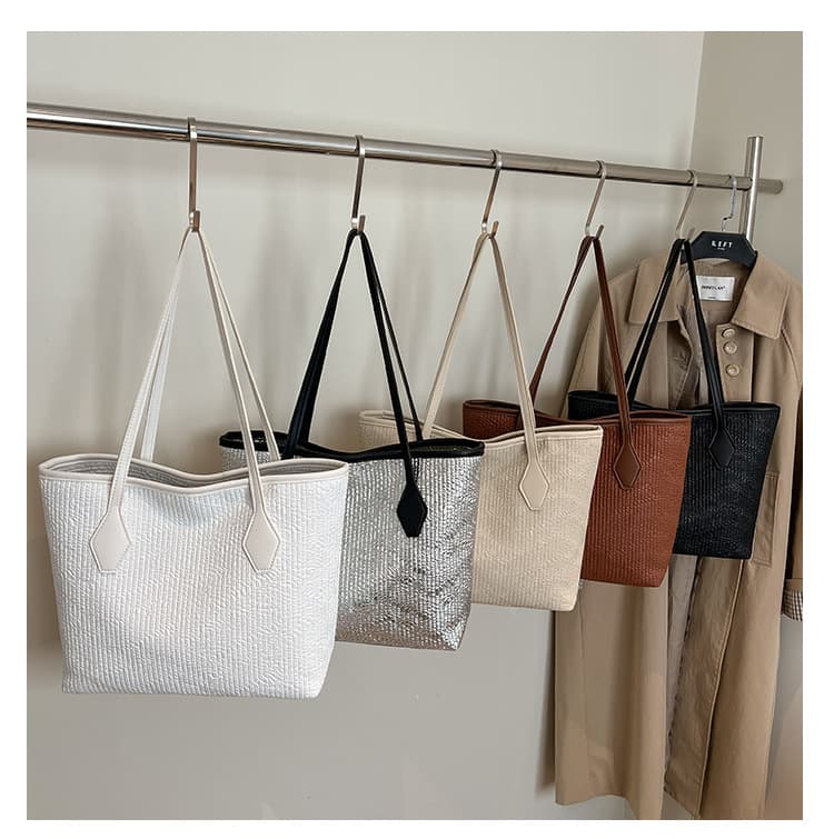 Spring new fashion retro hand to increase the inclination of large capacity high-grade Tutt bag shoulder bag