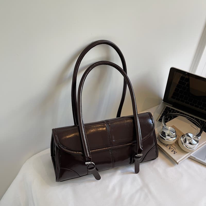 Oil Wax Leather Armpit Bag for Women, High-End Niche Design Shoulder Bag, Large Capacity, Versatile Long Baguette Commuter Bag for Women