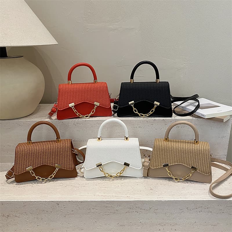 Korean version of the fashion collision texture sex chain foreign air simple commuter Messenger handbank shoulder bag